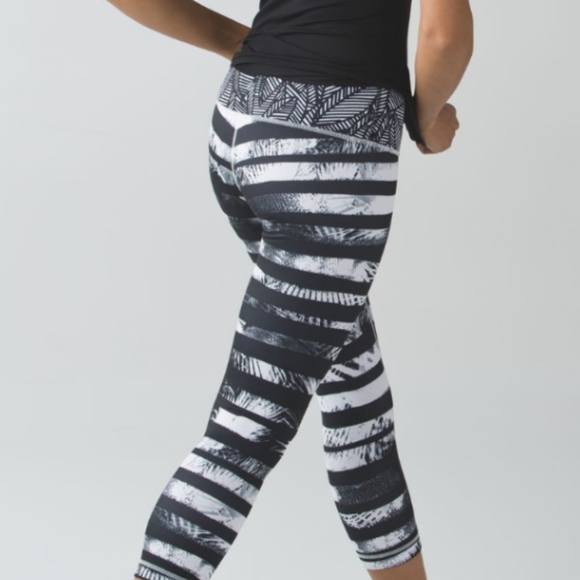 Lululemon Wunder Under Crop II - Picture 1 of 8